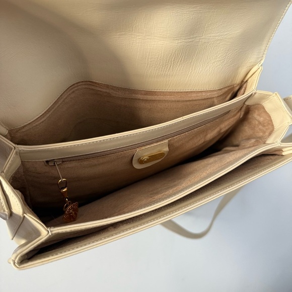 Vintage Gucci cream beige leather shoulder bag with gold GG turnlock closure - Picture 11 of 16